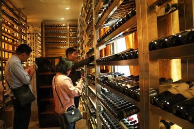 筑牢安全防线 长宁区商务委开展进博会前酒类市场专项检查